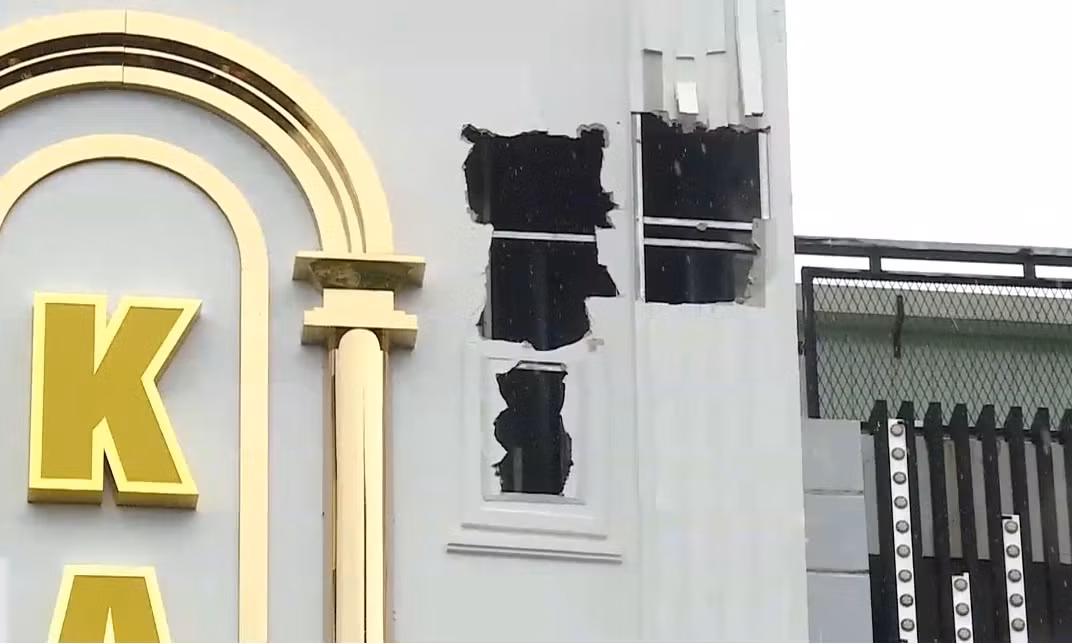 Cảnh sát PCCC đã đục tường tầng 3, tầng 4 của tòa nhà để thoát khói.