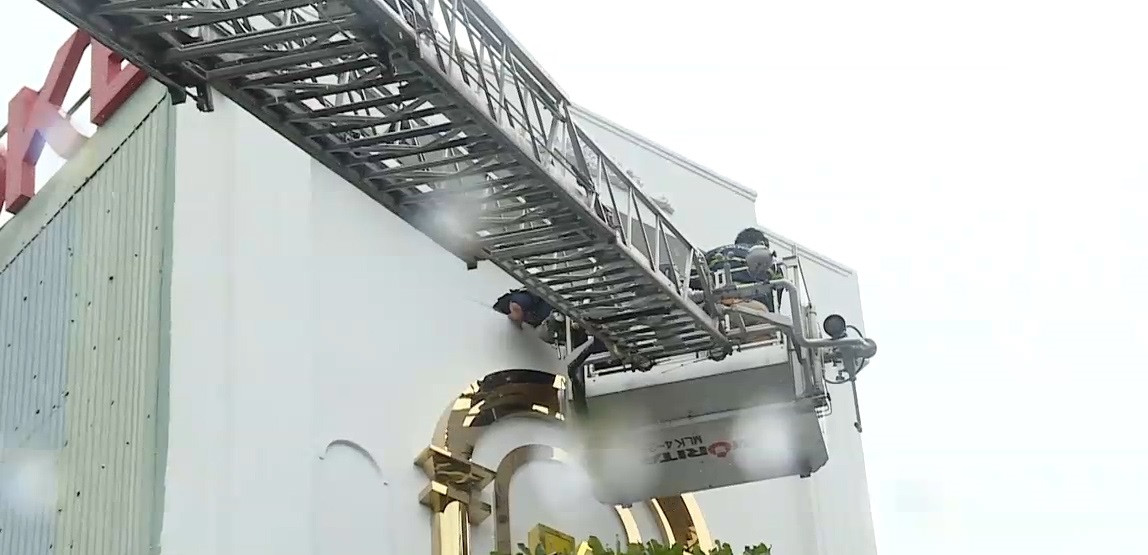 Phương án đục tường để thoát khói và khống chế đám cháy được đưa ra. Lực lượng chức năng tìm cách thoát khói ra bên ngoài, khống chế ngọn lửa, đồng thời làm mát toàn bộ khu vực xảy ra cháy.