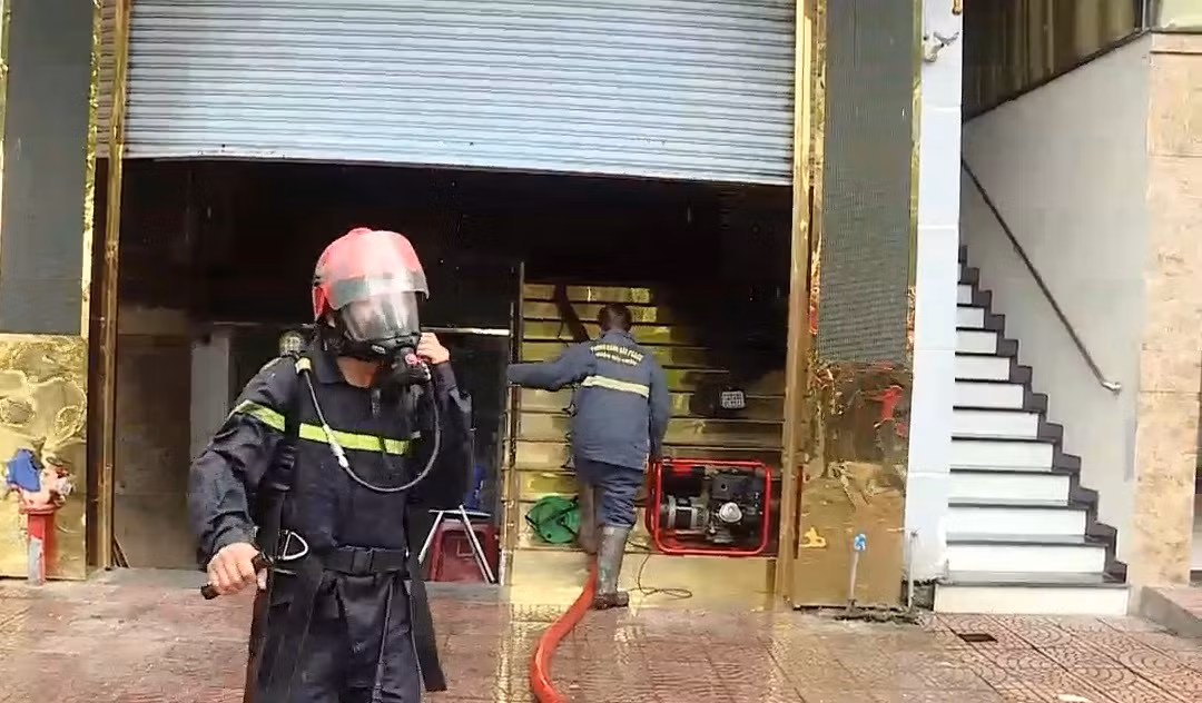 Một nhóm cán bộ chiến sỹ tiếp cận dập lửa theo hướng cầu thang bộ.