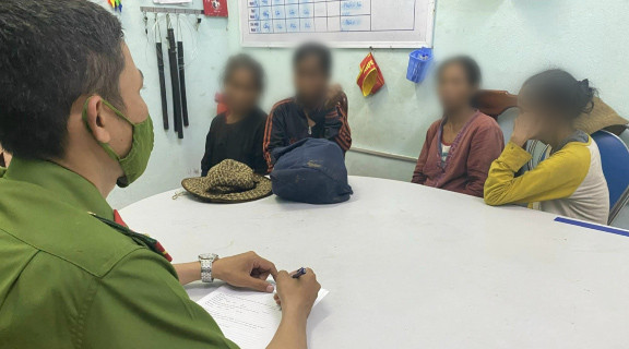 Tu Quang Tri vao Hue xin an, bi livestream tren facebook “bat coc tre em“