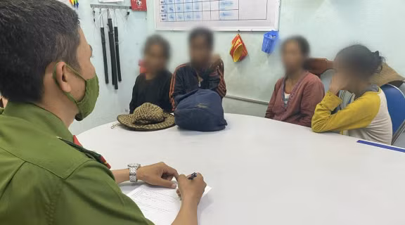 Tu Quang Tri vao Hue xin an, bi livestream tren facebook “bat coc tre em“