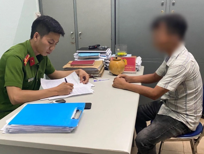 Tu Quang Tri vao Hue xin an, bi livestream tren facebook “bat coc tre em“-Hinh-2