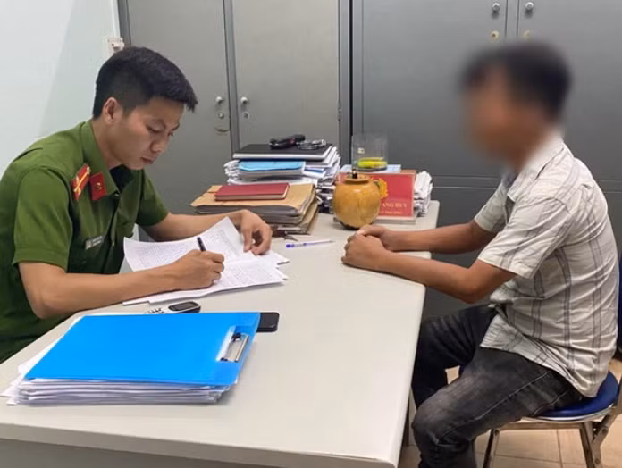 Tu Quang Tri vao Hue xin an, bi livestream tren facebook “bat coc tre em“-Hinh-2