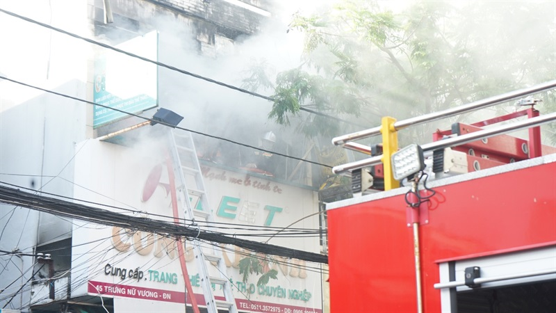 Không gian chật hẹp, nhiều khói nên Cảnh sát phải sử dụng máy hút khói để hỗ trợ.