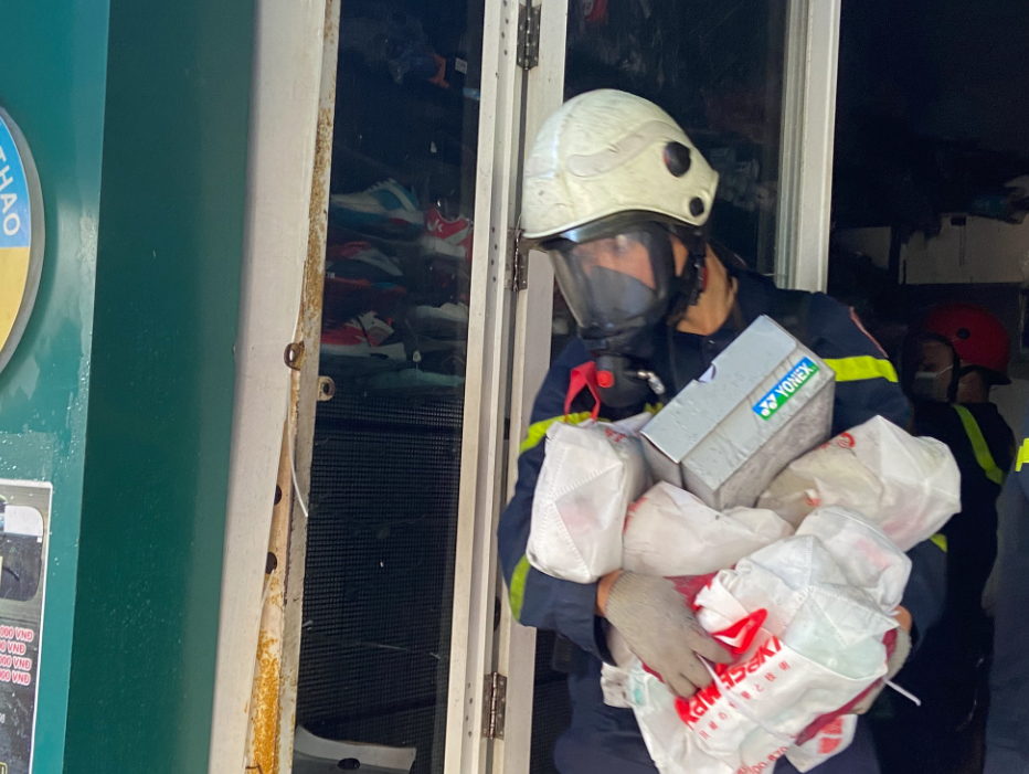 Di chuyển hàng hoá ra ngoài.