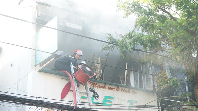 Chủ cửa hàng cho biết, dù phát hiện cháy sớm nhưng cửa hàng chứa nhiều chất dễ bắt lửa như quần áo, giày dép, dụng cụ thể dục nên lửa lan nhanh. Ông và hàng xóm đành bất lực nhìn lửa bao trùm ngôi nhà và chờ cảnh sát đến hỗ trợ.