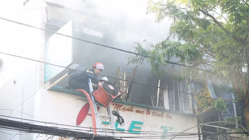 Chủ cửa hàng cho biết, dù phát hiện cháy sớm nhưng cửa hàng chứa nhiều chất dễ bắt lửa như quần áo, giày dép, dụng cụ thể dục nên lửa lan nhanh. Ông và hàng xóm đành bất lực nhìn lửa bao trùm ngôi nhà và chờ cảnh sát đến hỗ trợ.