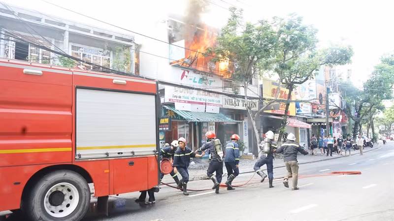 Sáng 20/10, tại cửa hàng Công Khanh Sport nằm trên đường Trưng Nữ Vương (phường Bình Hiên, quận Hải Châu, Đà Nẵng) đã xảy ra cháy. Ngọn lửa xuất phát từ gác lửng, là kho chứa đồ của cửa hàng sau đó lan xuống tầng trệt.