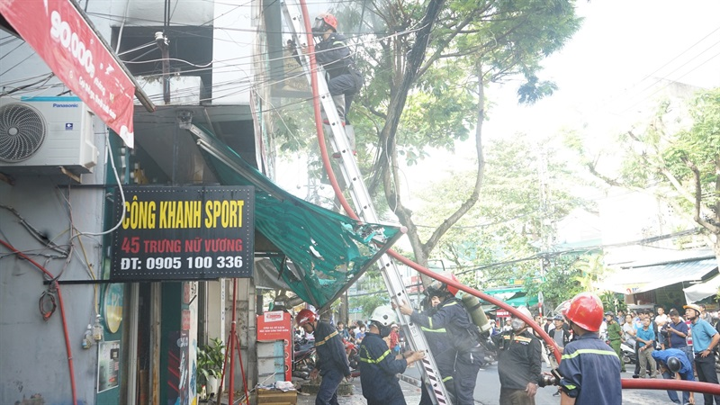 Do lửa bùng phát mạnh, lực lượng PCCC và CNCH phải dùng thang phun nước dập lửa từ trên cao, đồng thời tiếp cận phun nước từ tầng 1, không để cháy lan sang những nhà bên cạnh.