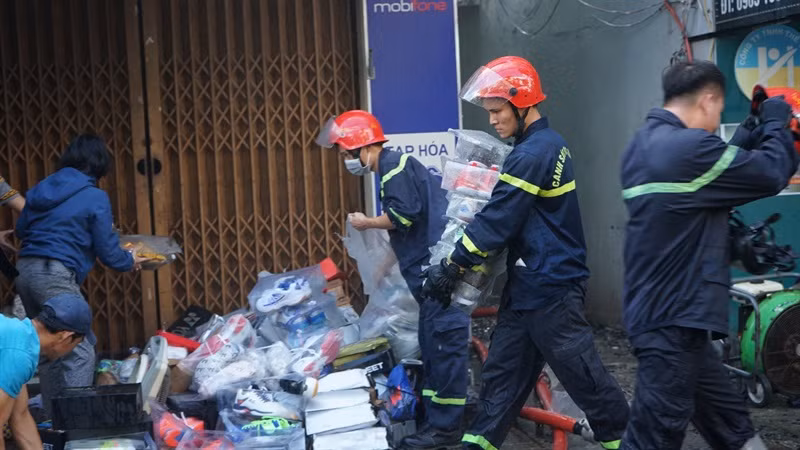 Hàng trăm đôi giày, quần áo, dụng cụ thể dục được đưa ra ngoài.