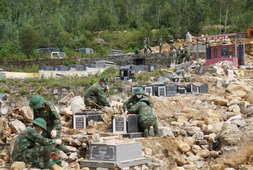 ừ sáng 21/10, các cán bộ, chiến sĩ đồng loạt thực hiện nhiệm vụ trên các hướng, nhất là 6 vị trí có đất, đá sạt lở, vùi lấp mộ.