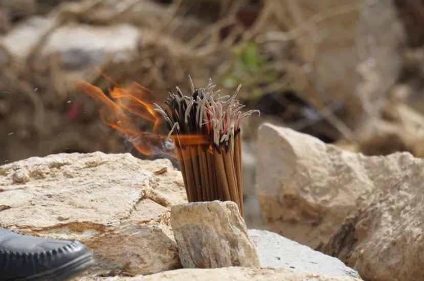 Nén hương của người dân thắp lên, hy vọng sớm tìm được mộ người thân của mình.