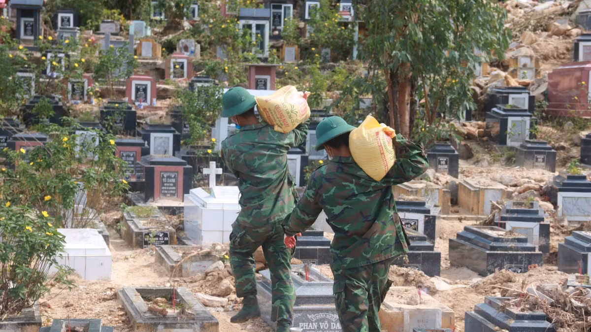 Và vận chuyển đất, cát tại khu vực sạt lở.