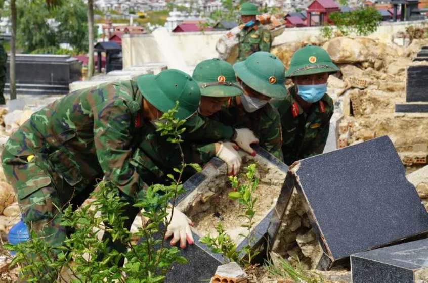 hần lớn công việc khắc phục thiệt hại sạt lở đất, đá ở nghĩa trang Hòa Sơn đòi hỏi phải tiến hành cẩn trọng bằng phương pháp thủ công.