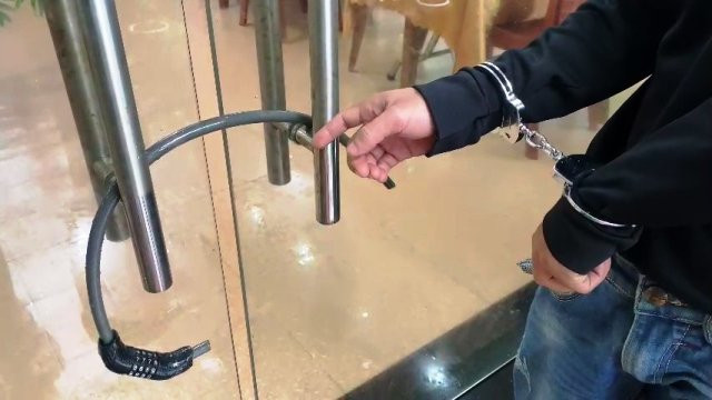 Lat tay thu doan cua doi tuong chuyen trom dem tai cac cua hang