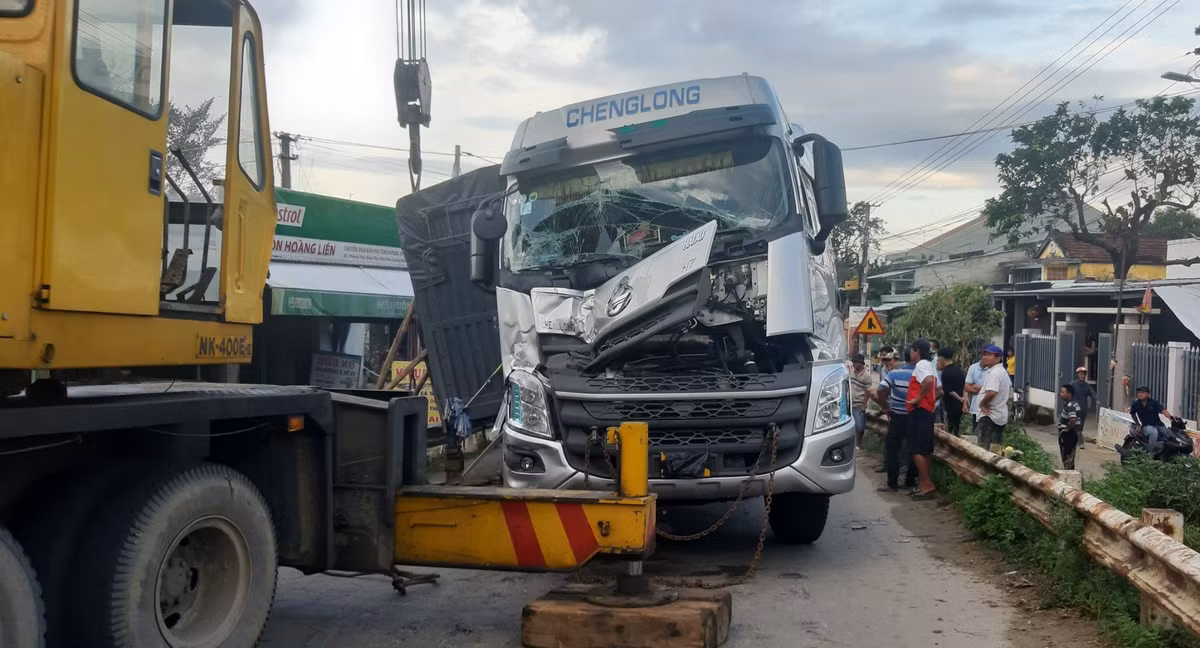 Quang Nam: Xe tai tong nhau tren cau, tac duong tu dem toi sang