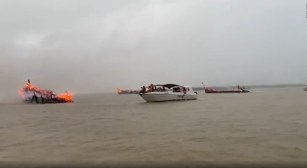 Hoi An: 5 cano, 3 tau du lich bi chay trong dem-Hinh-3