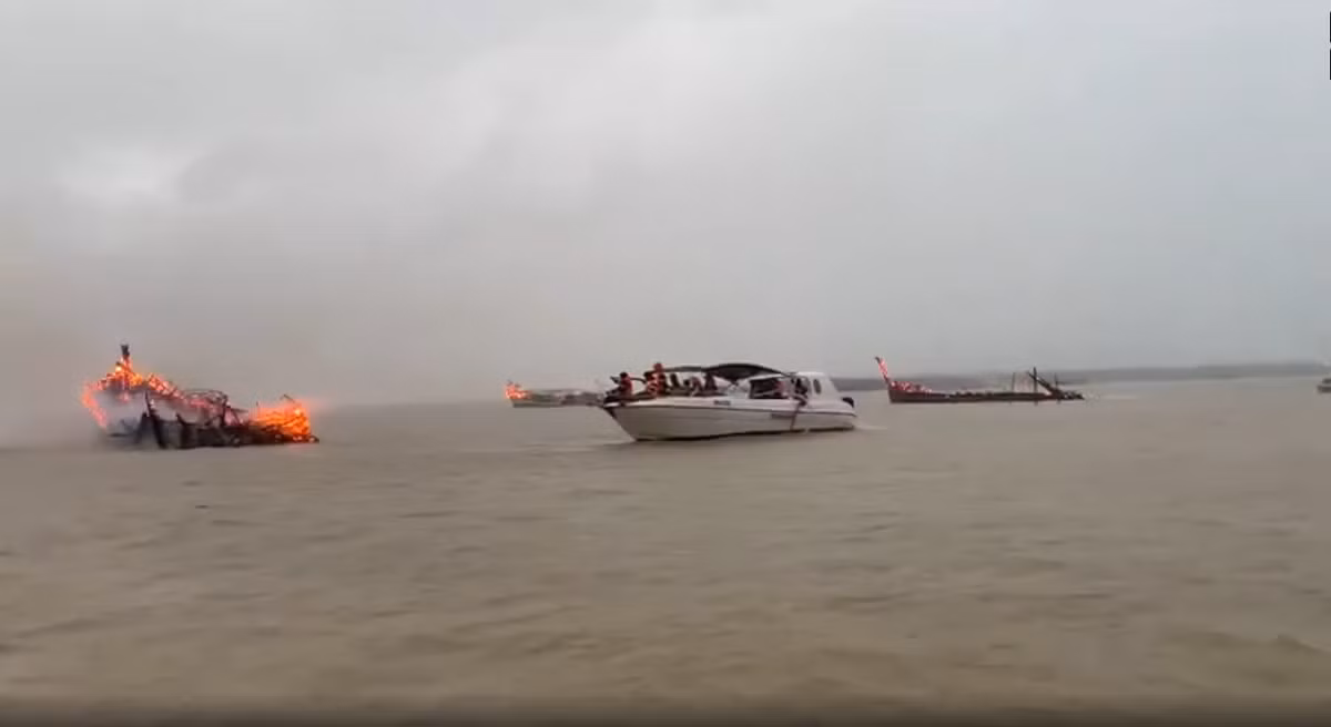 Hoi An: 5 cano, 3 tau du lich bi chay trong dem-Hinh-3