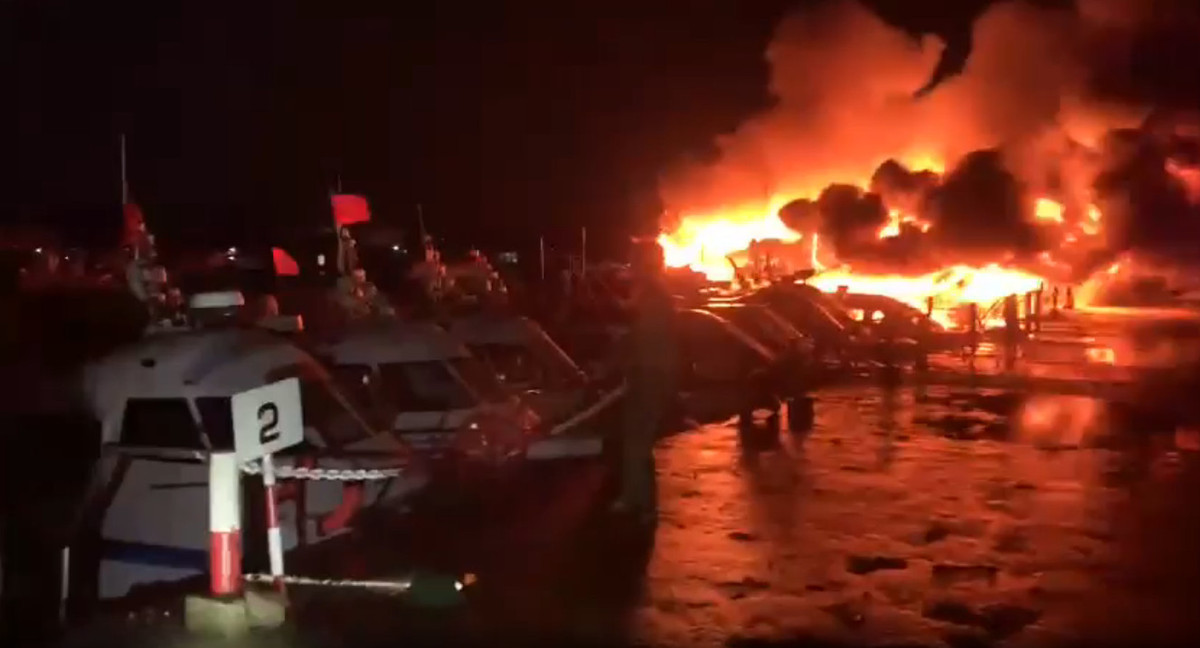 Hoi An: 5 cano, 3 tau du lich bi chay trong dem