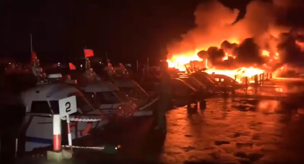 Hoi An: 5 cano, 3 tau du lich bi chay trong dem