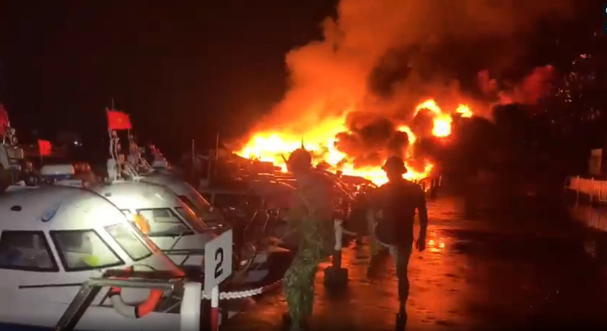 Hoi An: 5 cano, 3 tau du lich bi chay trong dem-Hinh-2