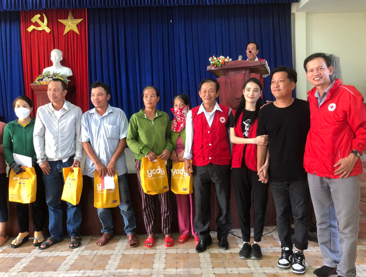 Ngày 2/10, Trung ương Hội Chữ thập đỏ Việt Nam phối hợp cùng vợ chồng nghệ sỹ Trường Giang - Nhã Phương đã về Quảng Nam thăm và tặng quà cho các hộ nghèo, hộ có hoàn cảnh khó khăn bị thiệt hại do cơn bão số 4 vừa qua.