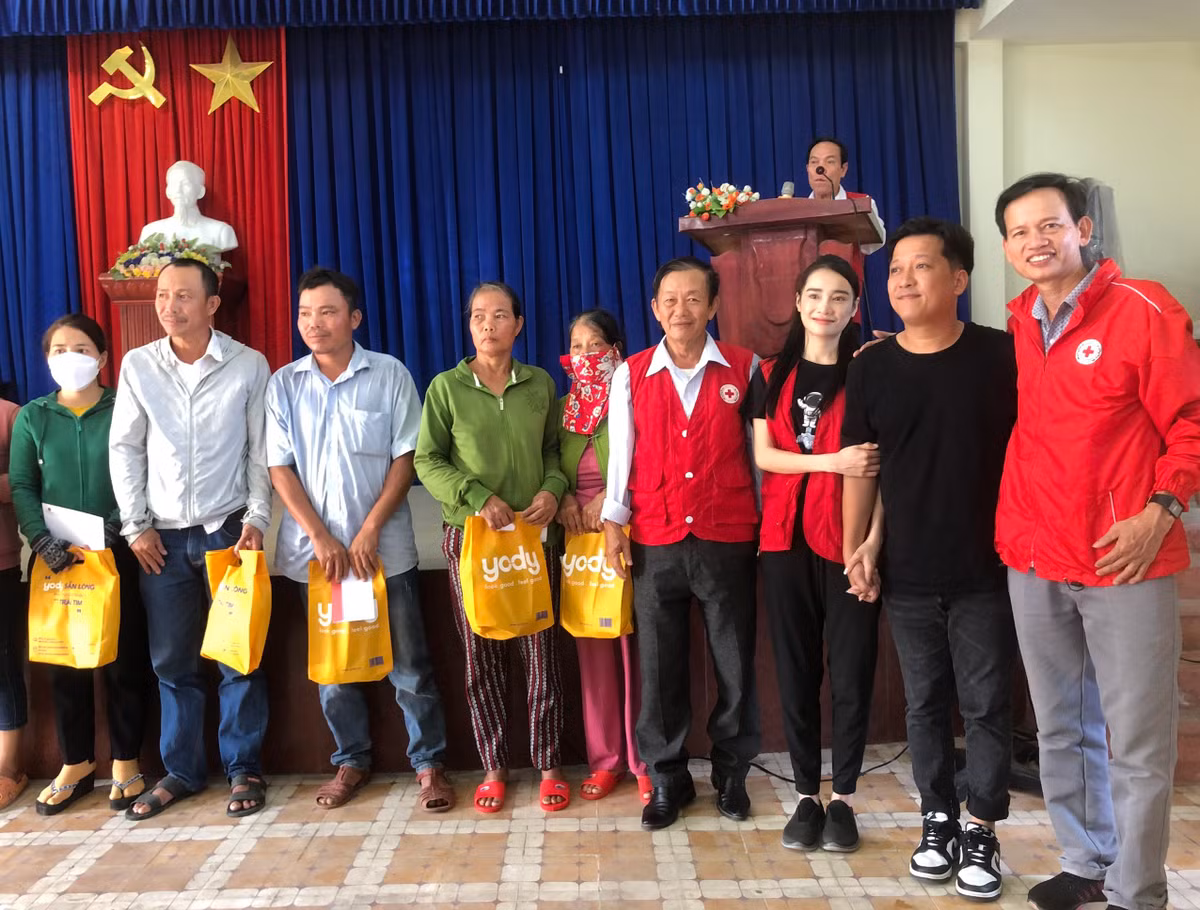 Ngày 2/10, Trung ương Hội Chữ thập đỏ Việt Nam phối hợp cùng vợ chồng nghệ sỹ Trường Giang - Nhã Phương đã về Quảng Nam thăm và tặng quà cho các hộ nghèo, hộ có hoàn cảnh khó khăn bị thiệt hại do cơn bão số 4 vừa qua.