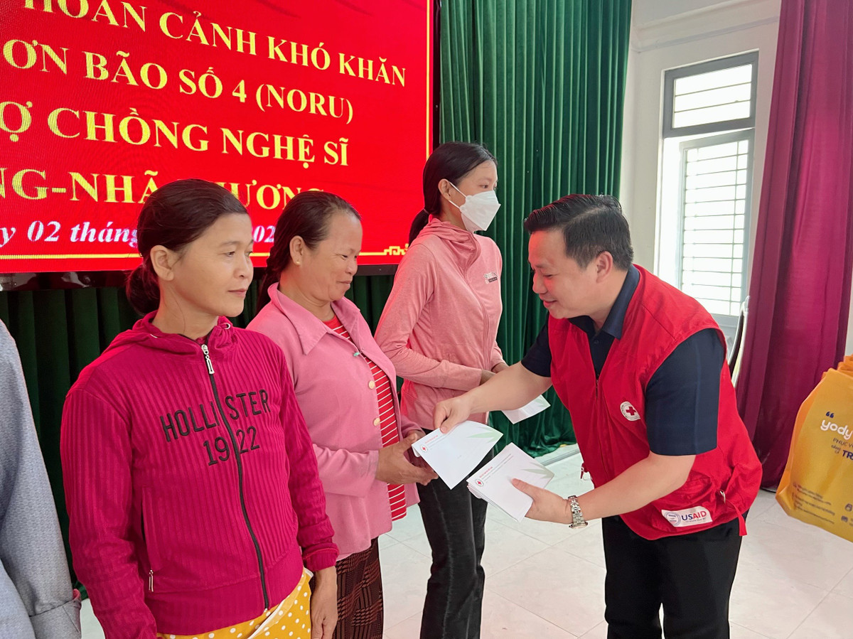 Dịp này, vợ chồng Trường Giang - Nhã Phương cũng đã đến thăm hỏi, động viên và hỗ trợ tiền sửa chữa lại nhà cho 3 gia đình ở Quảng Nam.