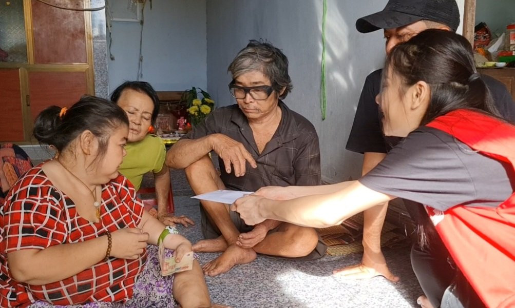 Đợt này, vợ chồng Trường Giang- Nhã Phương đã trao tặng 200 suất quà cho bà con Quảng Nam.