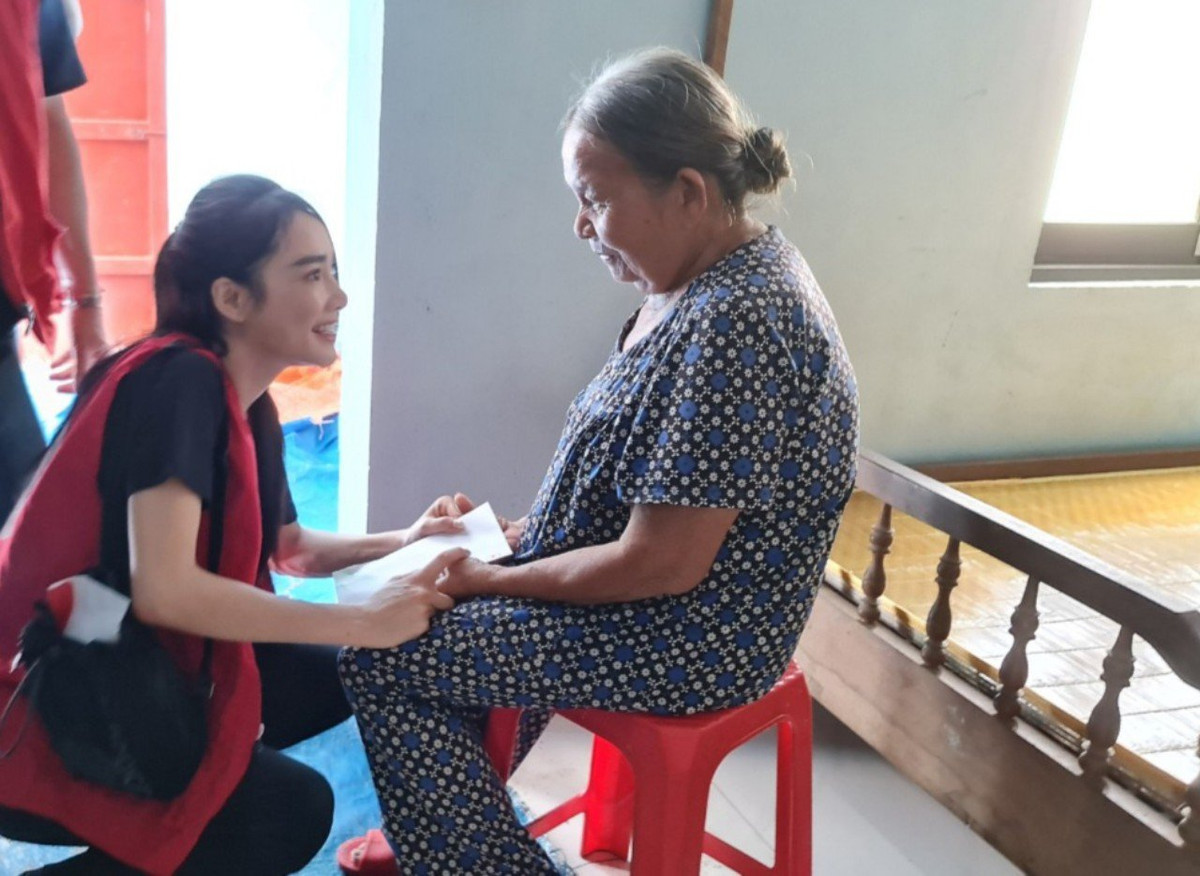 Nhã Phương ân cần thăm hỏi người có hoàn cảnh khó khăn.