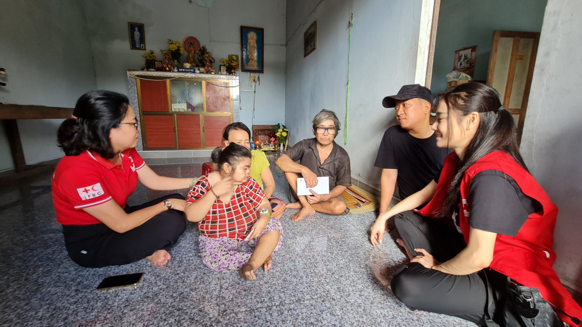 Đây là các hộ nghèo, có hoàn cảnh khó khăn bị thiệt hại do cơn bão Noru vừa qua ở xã Bình Chánh, Bình Quý, huyện Thăng Bình và các xã Tam Đại, Tam Dân, Tam Lãnh, Tam Lộc, Tam An…huyện Phú Ninh.