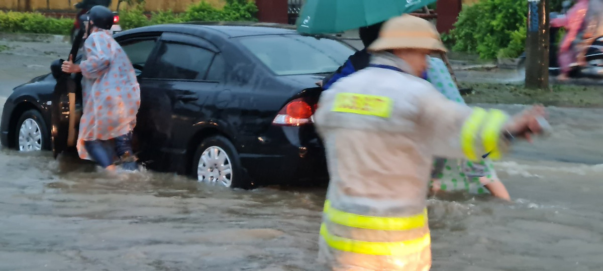 Lực lượng cảnh sát giao thông có mặt ở các điểm ngập nặng.