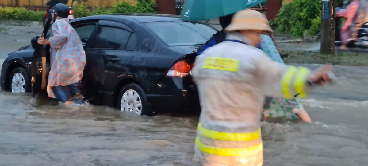 Lực lượng cảnh sát giao thông có mặt ở các điểm ngập nặng.