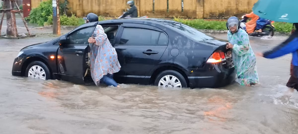 Duong pho Da Nang bien thanh song, o to chet may la liet