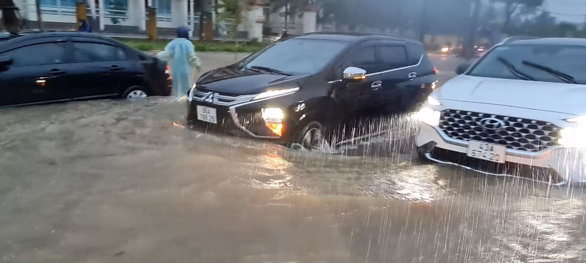 Nhiều ô tô gầm thấp bị chết máy.