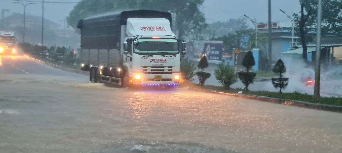 Các xe tải cũng e dè khi đi qua các đoạn đường bị ngập.