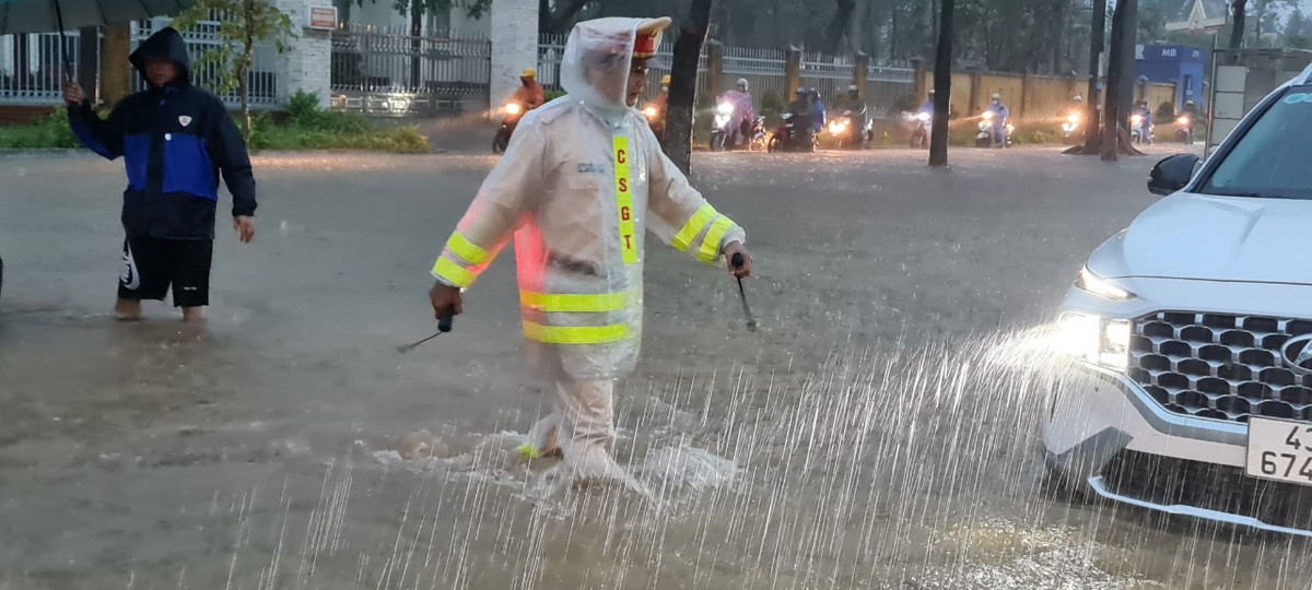 Lực lượng chức năng vất vả phân làn, đảm bảo giao thông trong chiều nay (14/10).