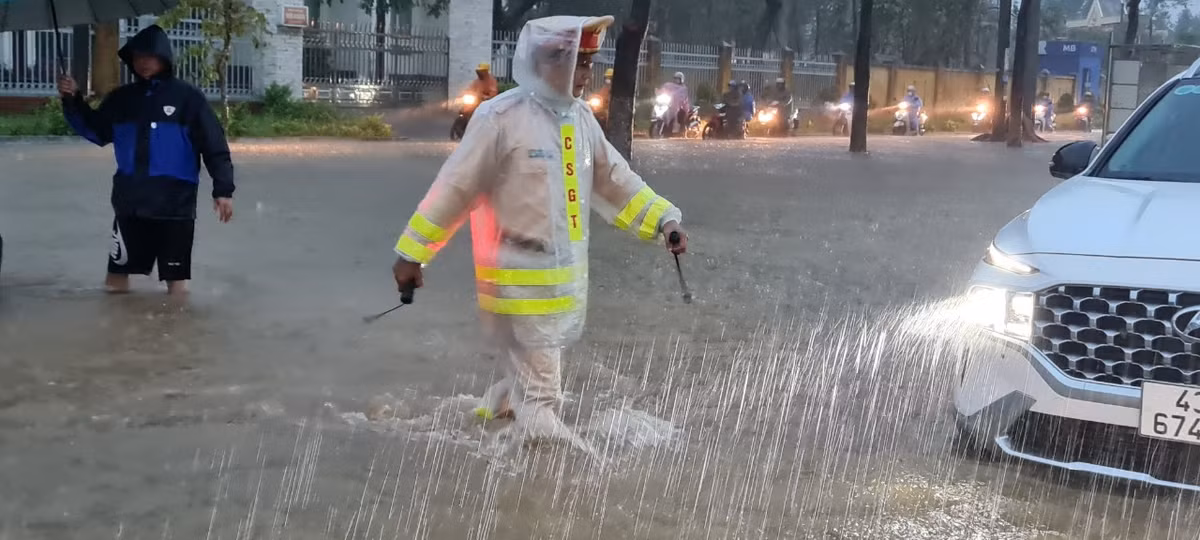 Lực lượng chức năng vất vả phân làn, đảm bảo giao thông trong chiều nay (14/10).