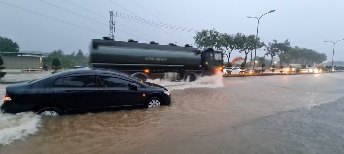 Lực lượng chức năng khuyến cáo xe gầm thấp không nên di chuyển qua các đoạn ngập lụt.