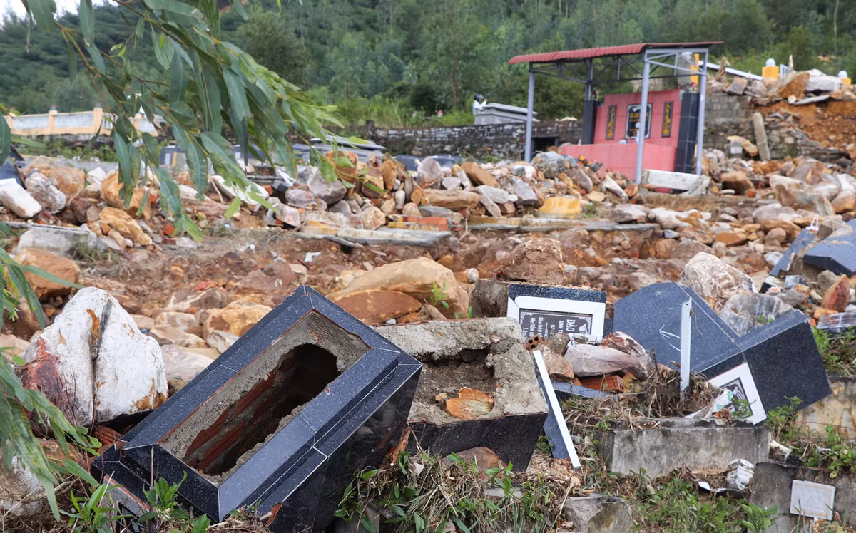 Nghia trang lon nhat Da Nang tan hoang sau dot mua lon lich su