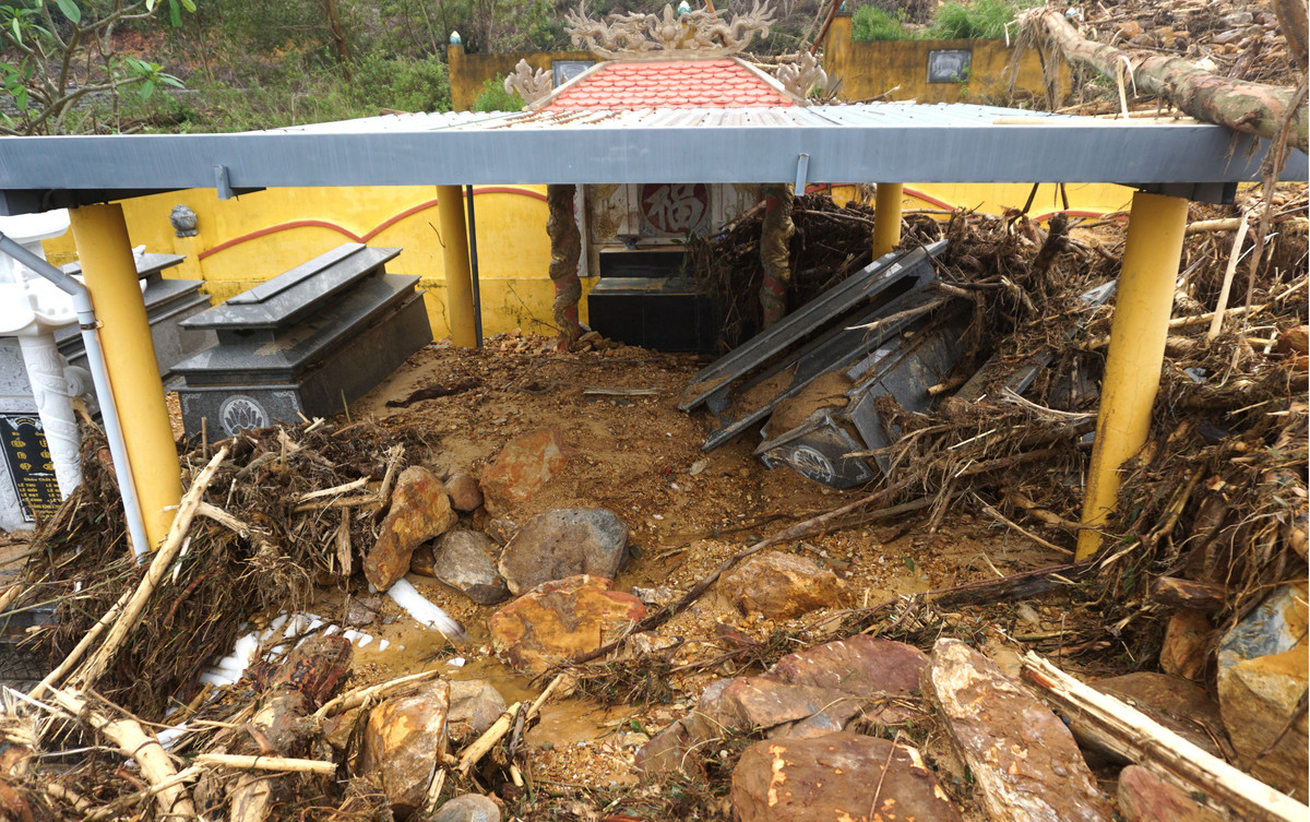 Nghia trang lon nhat Da Nang tan hoang sau dot mua lon lich su-Hinh-2