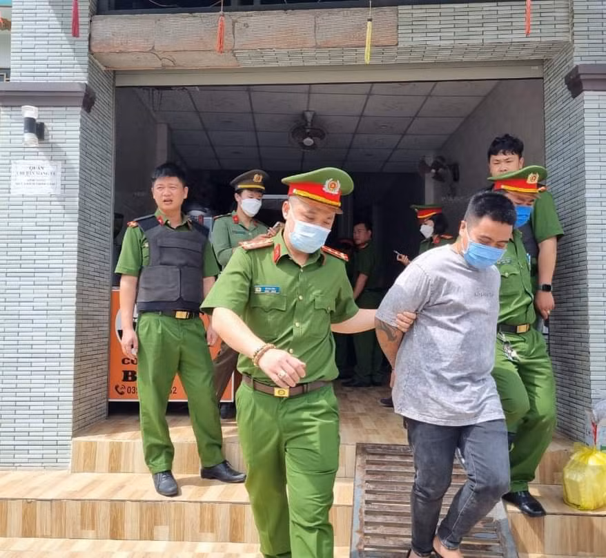 Tu dap dau vao tu kinh khi lam viec voi cong an roi livestream