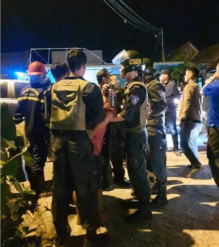 Sau khi gây án, Trần Văn S. cầm hung khí vào nhà cố thủ. Nhận được tin báo, Công an huyện Quế Sơn và Công an tỉnh Quảng Nam đã huy động hàng chục cán bộ chiến sĩ vây bắt đối tượng gây án.