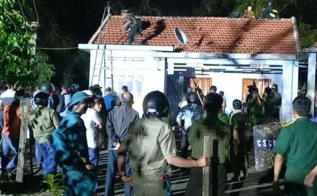 Lực lượng Cảnh sát cơ động, Công an tỉnh Quảng Nam phải leo lên nóc nhà, sử dụng hơi cay cùng nhiều phương thức để tiếp cận đối tượng.