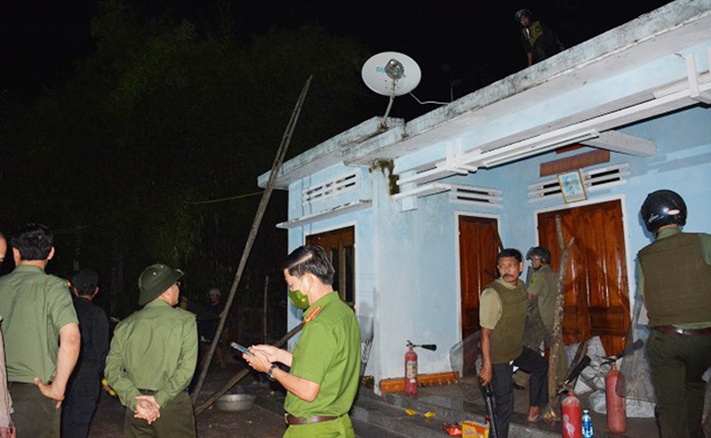 Đối tượng có dấu hiệu thần kinh không ổn định, không hợp tác và cố thủ trong nhà.