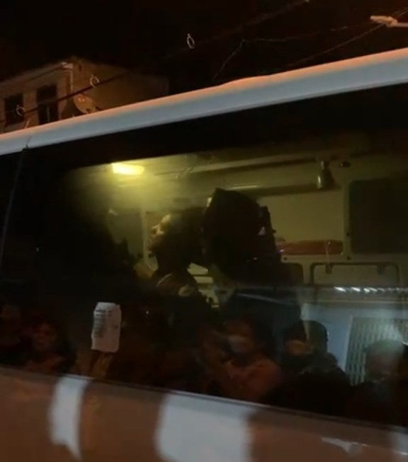 Đến 21h cùng ngày, lực lượng Công an dùng hơi cay xịt vào, phá cửa xông vào khống chế bắt được đối tượng S.