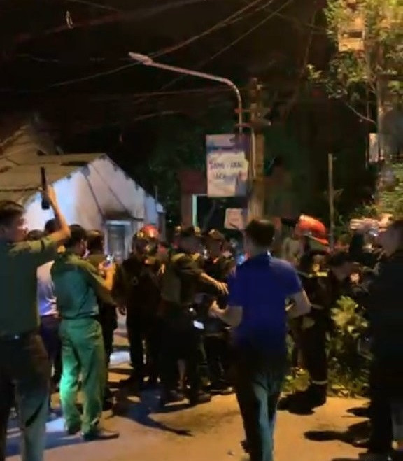 Đến tối cùng ngày, Công an tỉnh Quảng Nam đã điều thêm lực lượng hỗ trợ vây bắt đối tượng gây án.