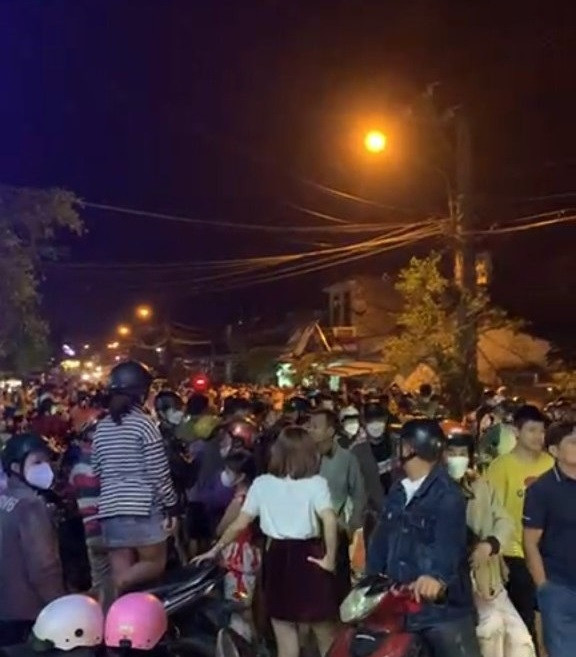 Sự việc gây chấn động, hàng trăm người dân địa phương hiếu kỳ tập trung theo dõi quá trình bắt đối tượng.