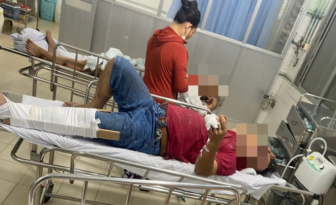 Các nạn nhân bị thương nặng đã được chuyển lên bệnh viện điều trị. Vụ việc đang được cơ quan chức năng điều tra làm rõ.