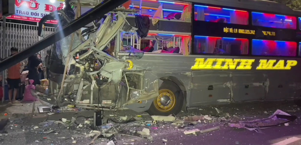 Hiện trường tan hoang sau vụ va chạm liên hoàn giữa 4 xe khách.